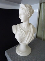 Artemisz a (Hold és a vadászat szűz istennője) műkő szobor.