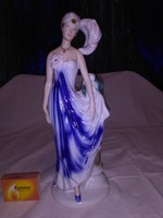 Kék ruhás, tiarás hölgy posztamens előtt - figura, nipp, szobor - 27,5 cm