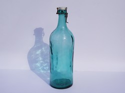 Antik régi kék üveg palack jelzett csatos üveg