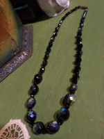 46 cm-es , kékes- lüszteres fényű és fekete , fazettált kristálygyöngyökből álló , retro nyaklánc .