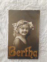 Antik fotólap/képeslap aranyozott, dombornyomott Bertha felirattal, kislány 1920-as évek