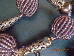 Perzsa kézműves látványos nyakék apró gyöngyökből fűzött nagy gömbökből  és áttört réz "tornyokból"