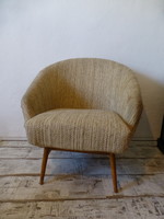 Skandináv stílusú,lábtámasztós,krém színű kagyló fotel