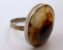 Modern 925-ös ezüst gyűrű érdekes barnás kő