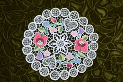 Hímzett riselt kalocsai mintás dísz terítő , asztalközép lakástextil , dekoráció 20,5 x 20 cm