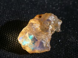 Természetes hidrofán Etióp Opál ásvány. 0,52 gramm ékszeralapanyag, kék-zöld-sárga csillámokkal.