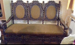 Reneszánsz vagy neoreneszánsz stílusú csavart oszlopos faragott antik kanapé heverő szófa