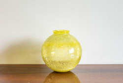 Retro karcagi (berekfürdői) fátyolüveg váza, golyó gömbváza sárga repesztett üveg váza