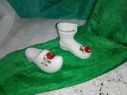 Kalocsai mintával festett hófehér porcelán csizma és papucs.