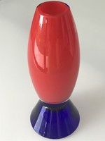 Vörös sommerso üveg váza kobaltkék talppal, 25 cm