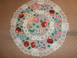Kalocsai hímzésű riselt asztalközép