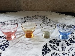 Eladó régi üveg kupicas színes poharak!