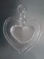 Stilizált üveg szív forma akasztóval, dekoráció ablakba vagy modern edény alátét funkcióval.