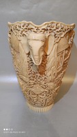It can be an excellent gift! Flawless vase of giant bay hand carved elephant resin or bone pulp