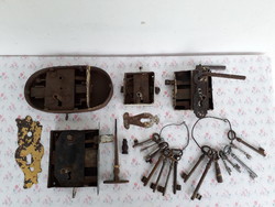 Régi antik kapu istálló magtár pince kamra zár és kulcsok