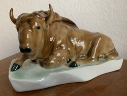 Zsolnay porcelán fekvő bika