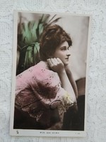 Antik, kézzel színezett fotólap/képeslap Jane Aylwin színésznő pink csipke ruhában 1910-1930 körüli