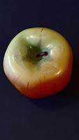 1900-as évek elejéről, gyűjtői darab. Különleges porcelán, alma  bonbonier. Hüttl Tivadar jelzéssel.