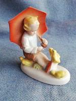 Porcelán esernyős fiú csibékkel.