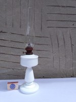 Antik, szakított aljú tejüveg petróleum lámpa