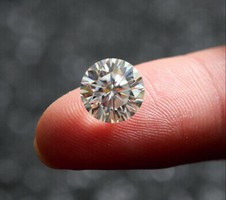 Genuine tested moissanite certivel- numbered 1 ct from Africa!