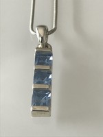 Akvamarin színű kristályos medállal díszített nyaklánc