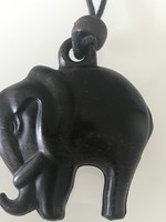 Sötétbarna, bakelitszerű elefánt medálos nyaklànc
