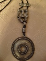 Es  E5Bardócz Barnától Egyedi,ezüstözött poncolt nyaklánc 46 x 6 cm