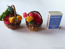 Babaház dekoráció-mini, miniatűr virágos kosár, virágkoság, porcelán baba kellék