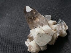 Természetes Füstkvarc ásvány Egirinnel az Ortoklász kristályok között. Gyűjteményi ásvány. 40 gramm