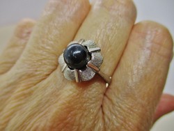 Különleges régi gyűrű hematitszerű gyöngy dísszel