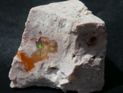 Természetes Tűzopál kristályok a Riolit kőzetben. Gyűjteménybe vagy ékszeralapanyagnak 20gramm
