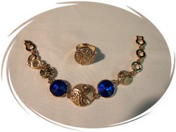 Nagyon szép arany színű ékszer szett kék kővel: karkötő, gyűrű