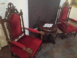 2 db. antik faragott karfás fotel kisasztallal