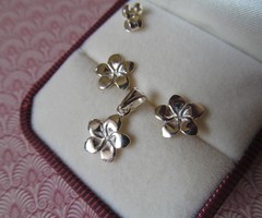 Virág alakú ezüst fülbevaló és medál szett - stekker