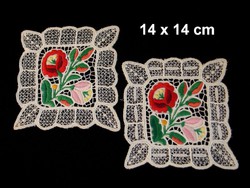 2 db Kalocsai virág mintával kézzel hímzett riselt terítő 14 x 14 cm