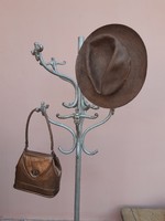 Paverpol, bronzszínű kalap és táska dekoráció