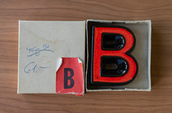 Jelzett Bod Éva retro kerámia házszám B betű