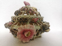 Antik muzeális Zsolnay virágos áttőrt bonbonier doboz