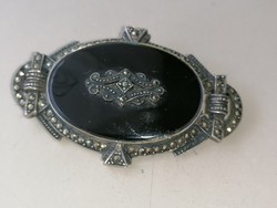 Gyönyörű onix köves díszítve ezüst bross kitűző (gyász ékszer) markazitokkal