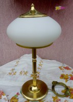 Egyedi tejüveg gomba burás asztali lámpa, réz talapzaton, modern art dekó stílus.