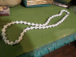 60 cm-es , lüszteres , selyemcukorszerű , fehér kristálygyöngyökből álló nyaklánc .