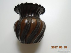 Luigi Farina kortárs olasz művésztől, kézzel készített réz váza