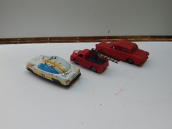 Három darab játék autó.