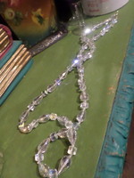 74 cm-es , lüszteres , szépen csillogó , kristály gyöngyökből álló nyaklánc .