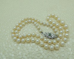 Akoya pearl string 18 kr.White gold clasp with emerald stone