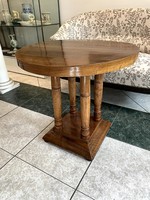 Szecessziós stílusú kerek asztal