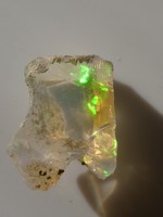 Természetes hidrofán Etióp Opál ásvány. 0,85 gramm ékszeralapanyag, kék-zöld csillámokkal.