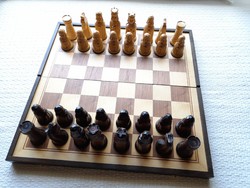 Faragott fa sakk készlet dobozában