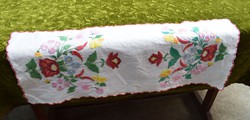 Hímzett kalocsai mintás terítő , futó terítő , abrosz , asztal közép 74 x 33 cm